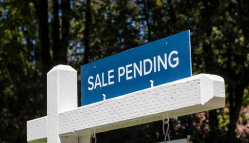 Close up of a "sale pending" sign on a property