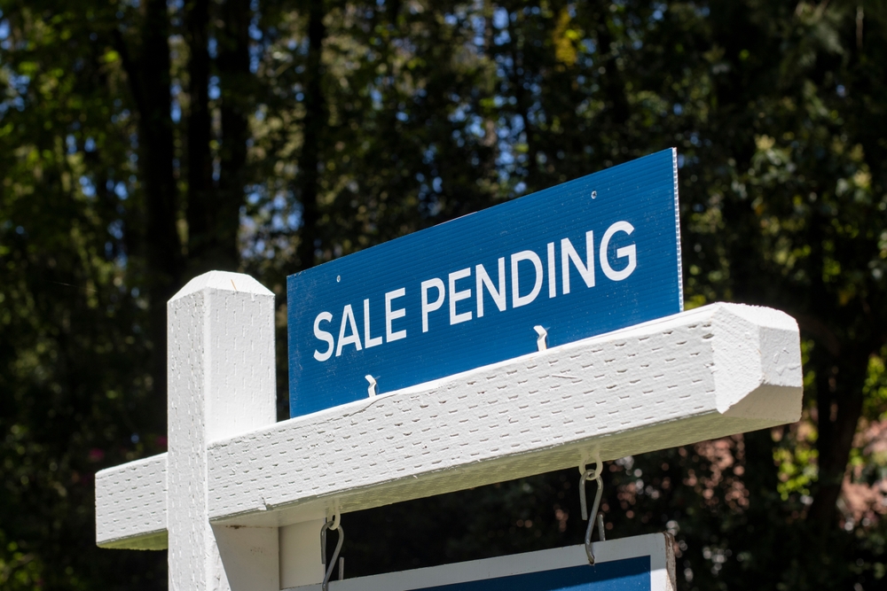 Close up of a "sale pending" sign on a property