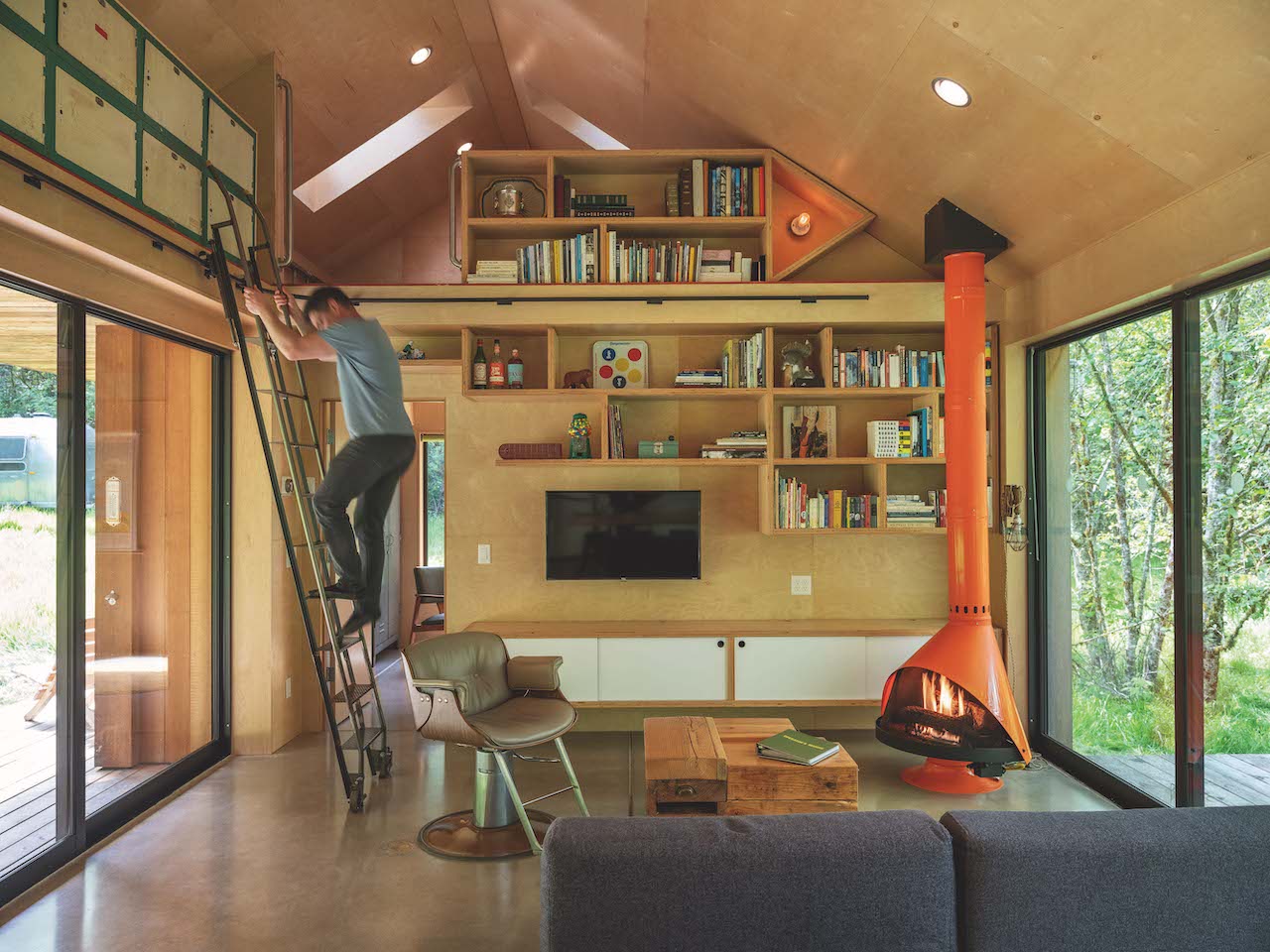 A photo of an Oregon retreat with plenty of built-in storage including a rolling ladder